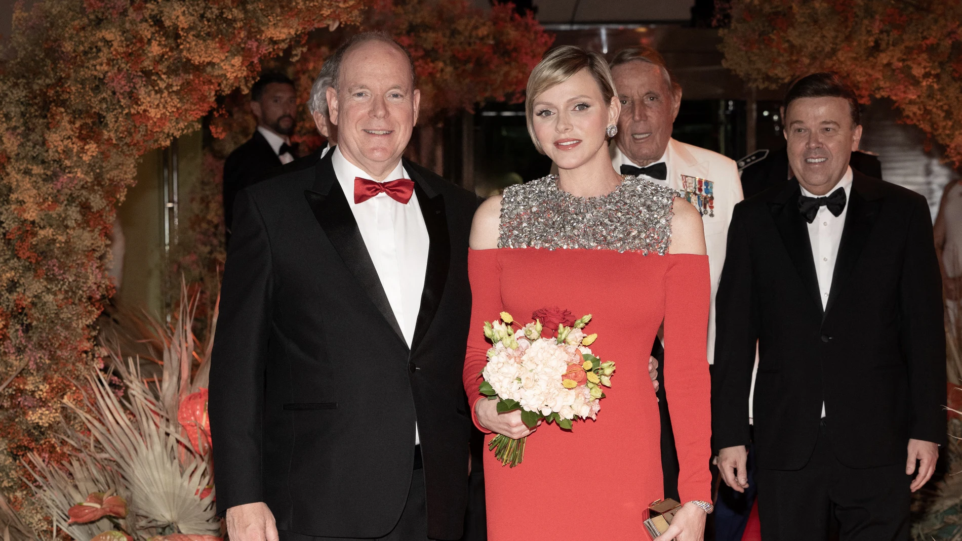 Charlène de Mónaco con vestido de brillos.
