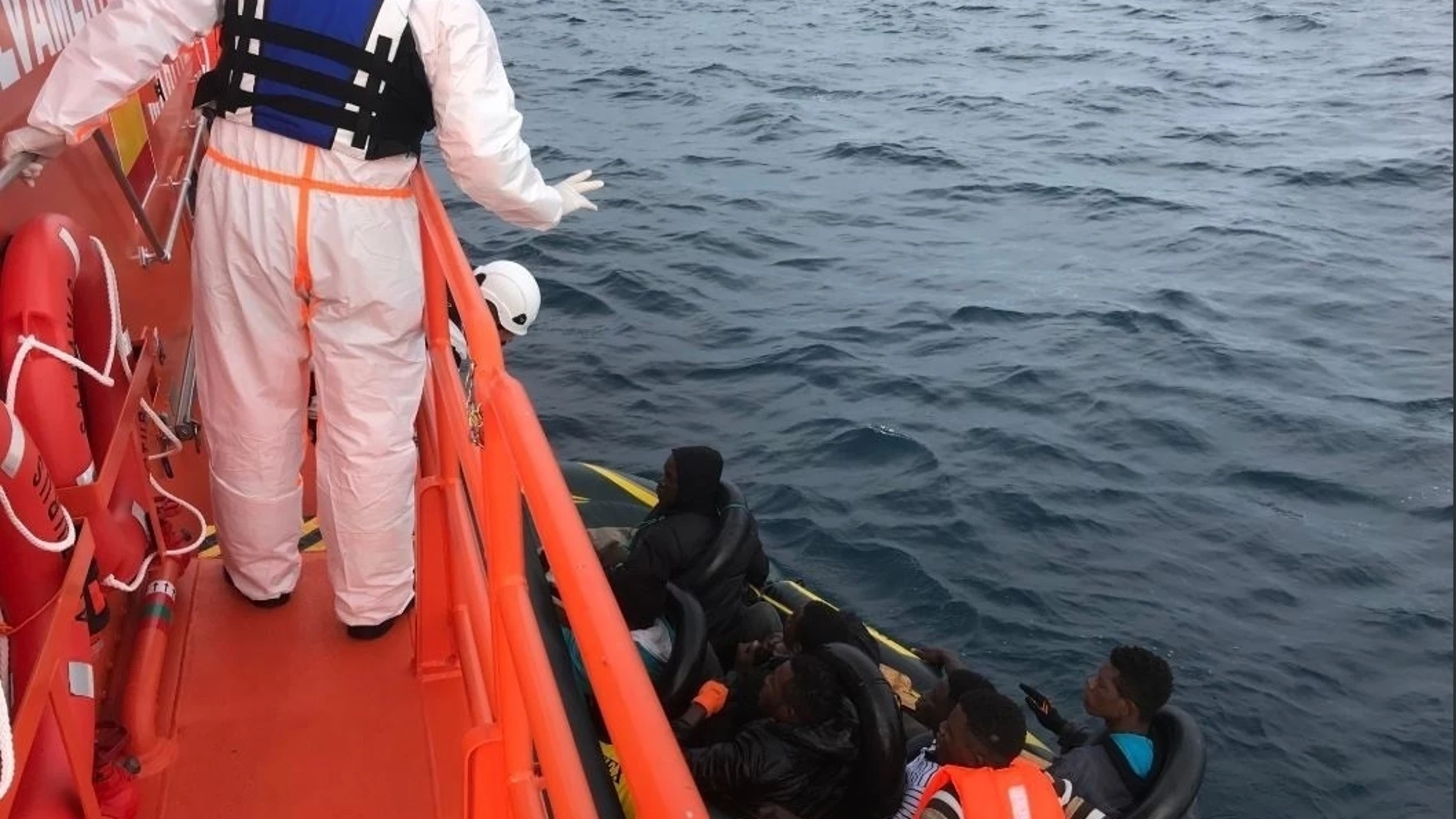 Imagen de archivo del rescate de varios inmigrantes en una patera "toy"