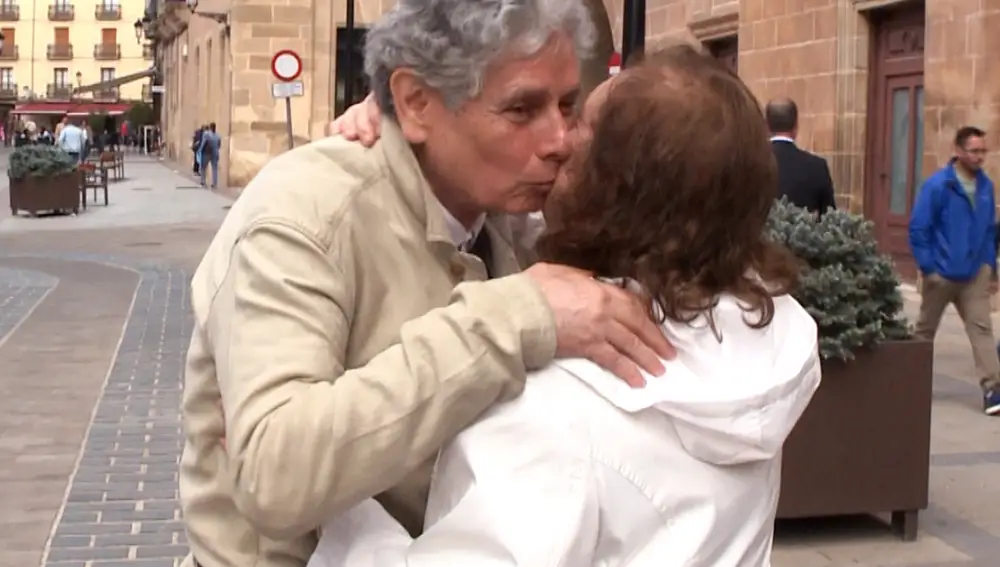 El simbólico abrazo de Rosario Bermudo, hijastra de la 'duquesa roja', con su 'hermano' Gabriel González de Gregorio
