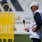 El entrenador del Real Madrid, Carlo Ancelotti, dirige un entrenamiento en el Open Media Day, previo a la fina