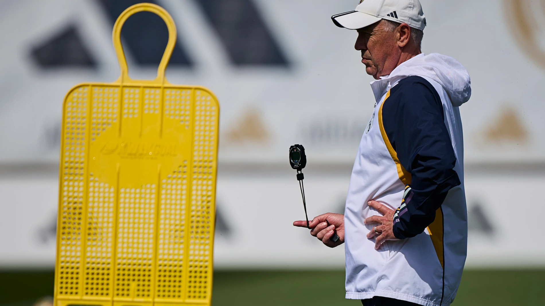El entrenador del Real Madrid, Carlo Ancelotti, dirige un entrenamiento en el Open Media Day, previo a la final de la Liga de Campeones del sábado 1 de junio contra el Borussia Dortmund, este lunes en la ciudad deportiva de Valdebebas. © Alberto R. Roldán / Diario La Razón. 27 05 2024