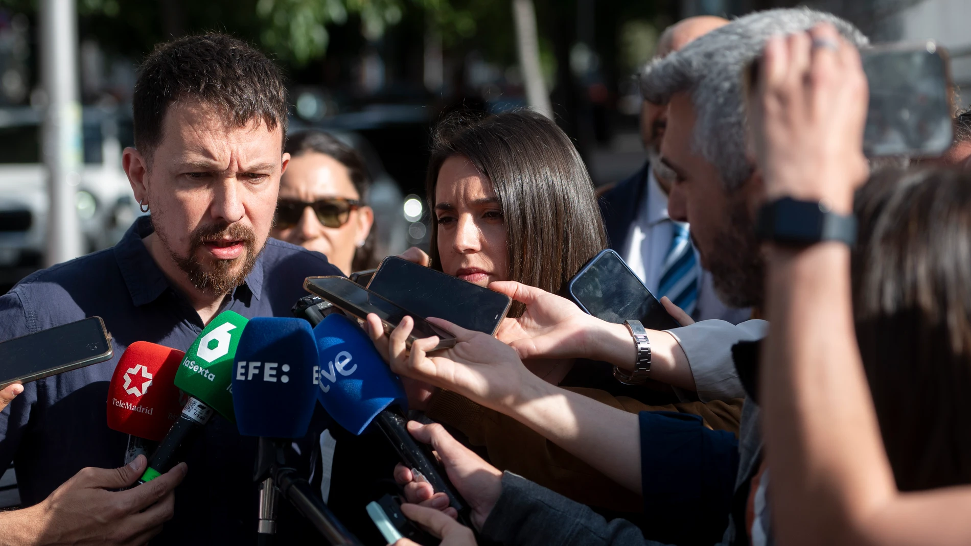 El exvicepresidente del Gobierno Pablo Iglesias, y la candidata de Podemos a las elecciones europeas, Irene Montero, atienden a medios a su llegada para declarar en el Juzgado de lo Penal nº 14 de Madrid, a 27 de mayo de 2024, en Madrid (España). La Fiscalía Provincial de Madrid solicita tres años de prisión para un hombre que se dedicó durante siete meses a acosar e injuriar a Irene Montero y Pablo Iglesias. Se sostiene en dos delitos continuados de injurias graves con publicidad, un delito ...