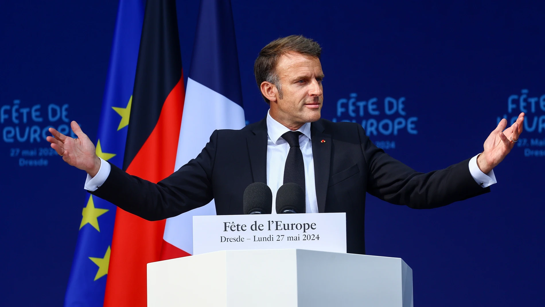Dresden (Germany), 27/05/2024.- French President Emmanuel Macron gestures as he delivers a speech on the occasion of the European Festival on Neumarkt square in Dresden, Germany, 27 May 2024. Macron visits Germany from 26 to 28 May. The French President and Federal President Steinmeier will visit several regions of Germany together. It is the first state visit - the highest form of visit in diplomatic protocol - by a French president to Germany in 24 years. (Francia, Alemania, Dresde) EFE/EPA...
