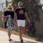 Mayte Zaldívar y Fernando, cómplice paseo en pareja tras salir a la luz su segunda boda con Julián Muñoz