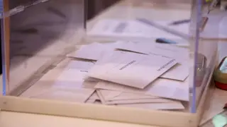 Papeletas dentro de una urna Papeletas dentro de una urna