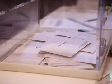 Papeletas dentro de una urna Papeletas dentro de una urna