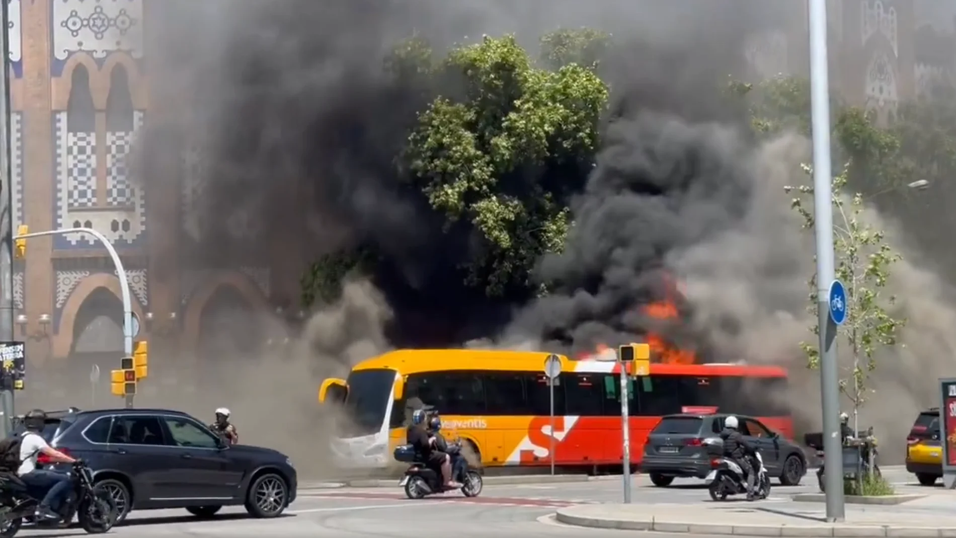 Un autobús se incendia en el centro de Barcelona y obliga a los vecinos a confinarse