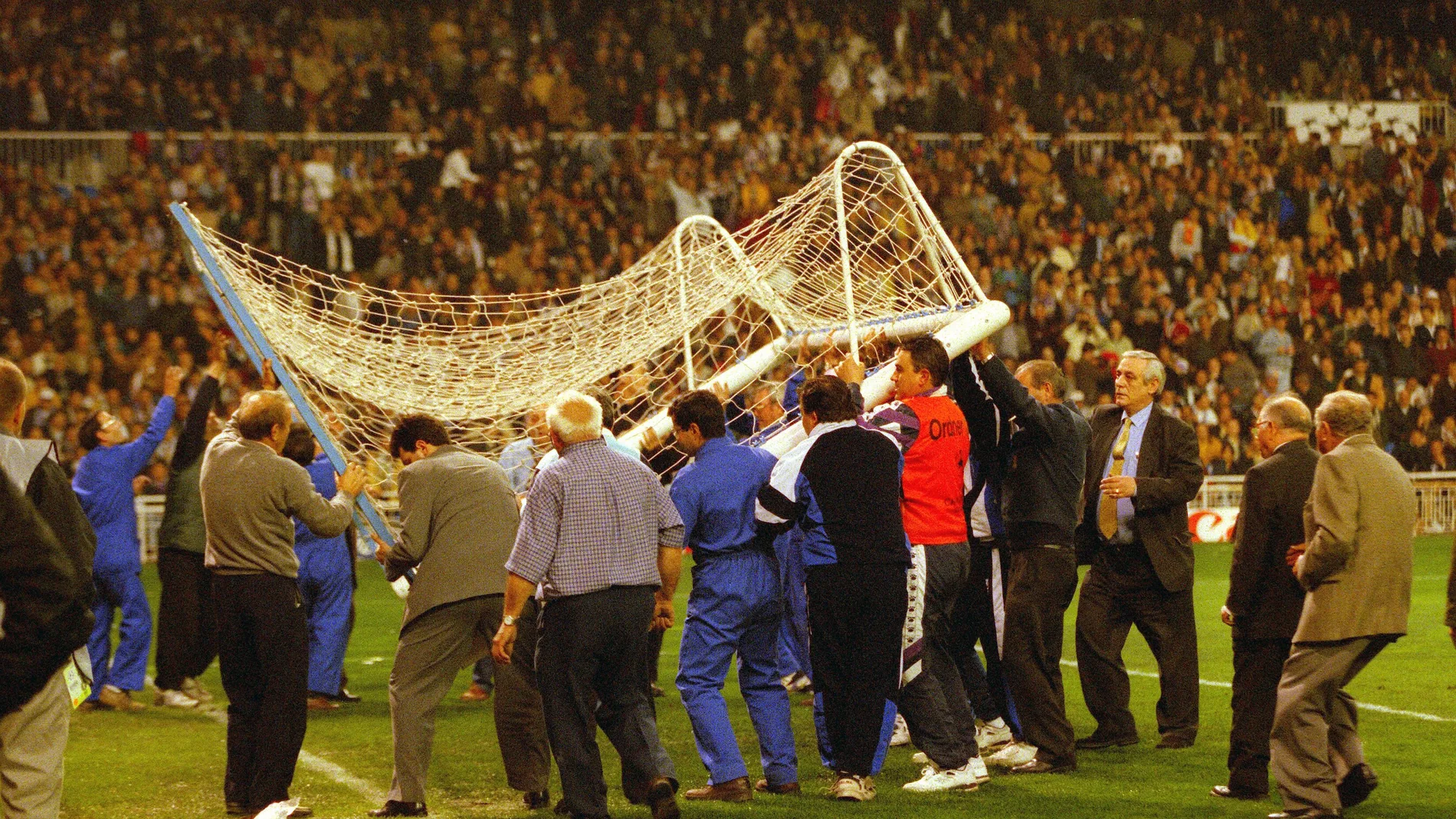 Champions League semi-finals 04/01/1998 Real Madrid - BVB Borussia Dortmund 2:0 goalfall Before the game, a goal collapsed and the stewards needed a long time to get a replacement goal.