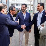 El candidato del Partido Popular al Parlamento Europeo Raúl de la Hoz participa en un encuentro con los empresarios leoneses, en la sede de la Cámara de Comercio