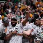 Jaylen Brown, MVP de la final del Este, celebra con sus compañeros el título de campeones de Conferencia
