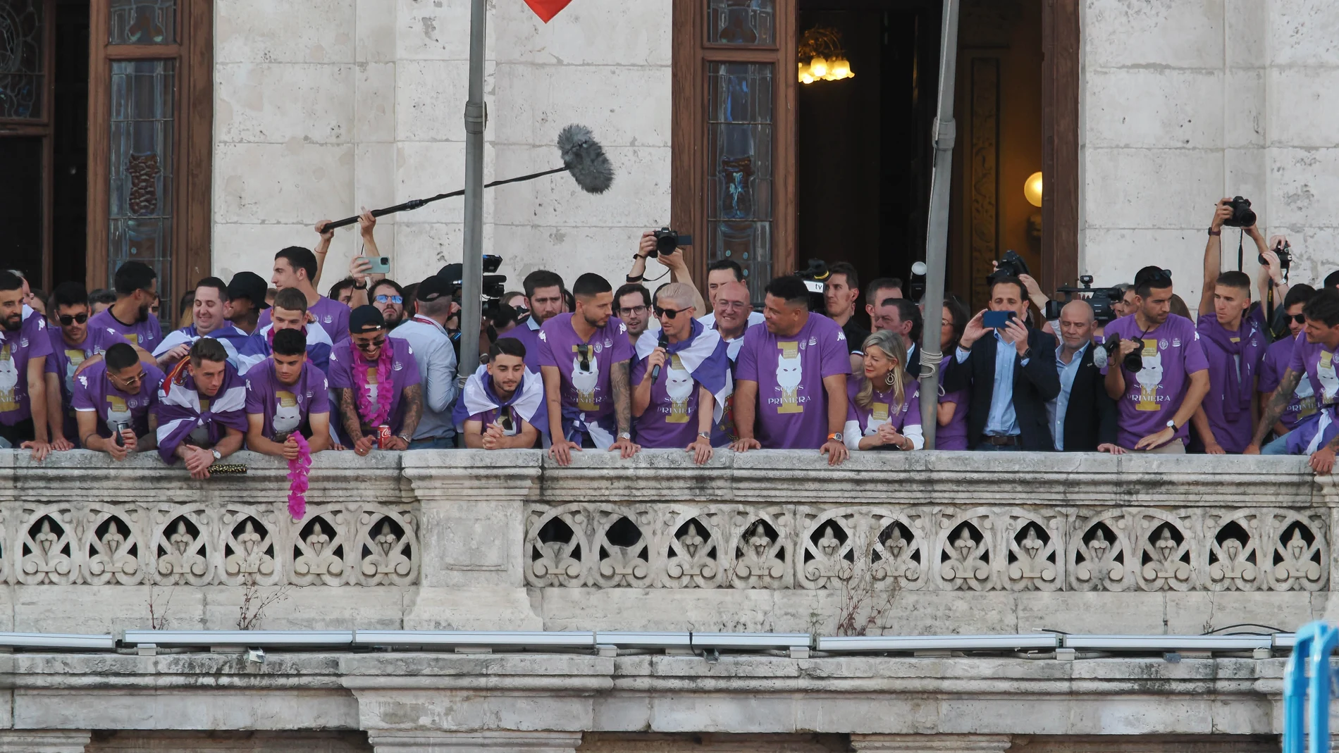 El Real Valladolid celebra el ascenso con la afición en el balcón del Ayuntamiento