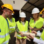 González Corral durante su visita a una empresa maderera en Palacios de la Sierra (Burgos)