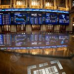 Economía/Bolsa.- El Ibex 35 cae un 0,6% al mediodía y hace equilibrios sobre los 11.200 puntos