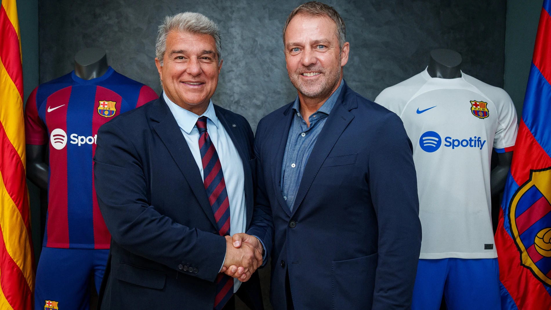 GRAFCAT4934. BARCELONA, 29/05/2024.- El alemán Hans-Dieter Flick (d) junto al presidente del FC Barcelona, Joan Laporta, tras firmar su contrato como nuevo entrenador del Barcelona para las dos próximas temporadas, hasta junio de 2026. EFE/German Parga/FC Barcelona SÓLO USO EDITORIAL/SOLO USO PERMITIDO PARA ILUSTRAR LA NOTICIA QUE APARECE EN EL PIE DE FOTO (CRÉDITO OBLIGATORIO)
