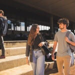 Dos jóvenes pasean por el Campus de Loyola