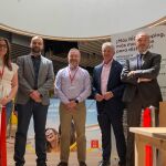 de izda a dcha, Sara Valladolid, responsable de marketing de RÍO Shopping, Mário Barros, director de Operaciones para Sur de Europa de Ingka Centres, Juan Ros, Gerente de RÍO Shopping, Sarbelio Fernández Pablos, alcalde de Arroyo de la Encomienda y Díaz Pico, secretario general de la Consejería de Industria, Comercio y Empleo de la Junta