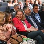 Isabel Blanco conversa con la alcaldesa de Burgos, Cristina Ayala, antes del comienzo de la gala, en presencia, entre otros, de Jesús Cirujano y Ángel Ibáñez