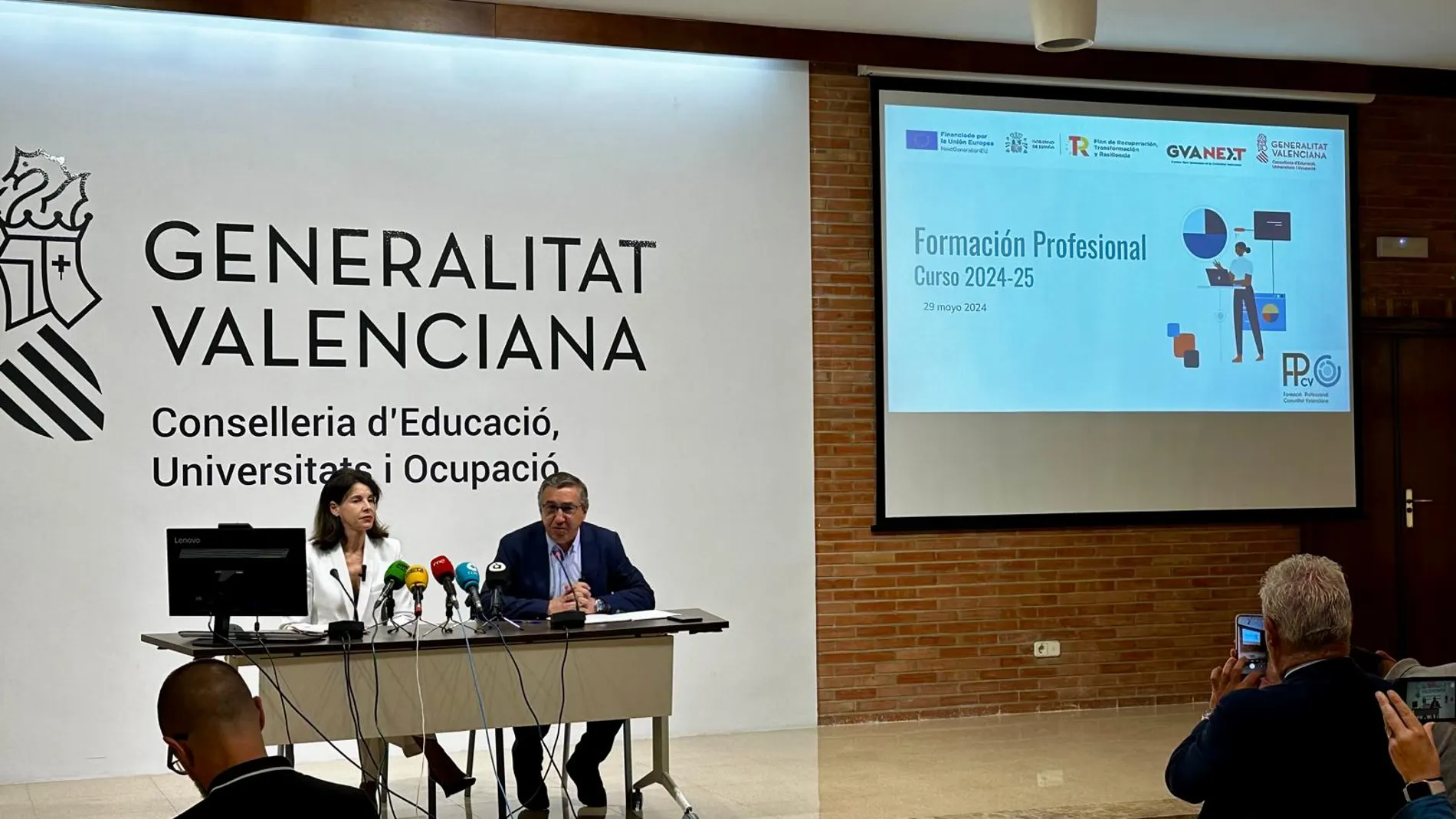 el conseller de Educación, Universidades y Empleo, José Antonio Rovira, y la directora general de Formación Profesional, Marta Armendia