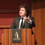 Milei llama a Pedro Sánchez "kirchnerista sin buenos modales" en Stanford