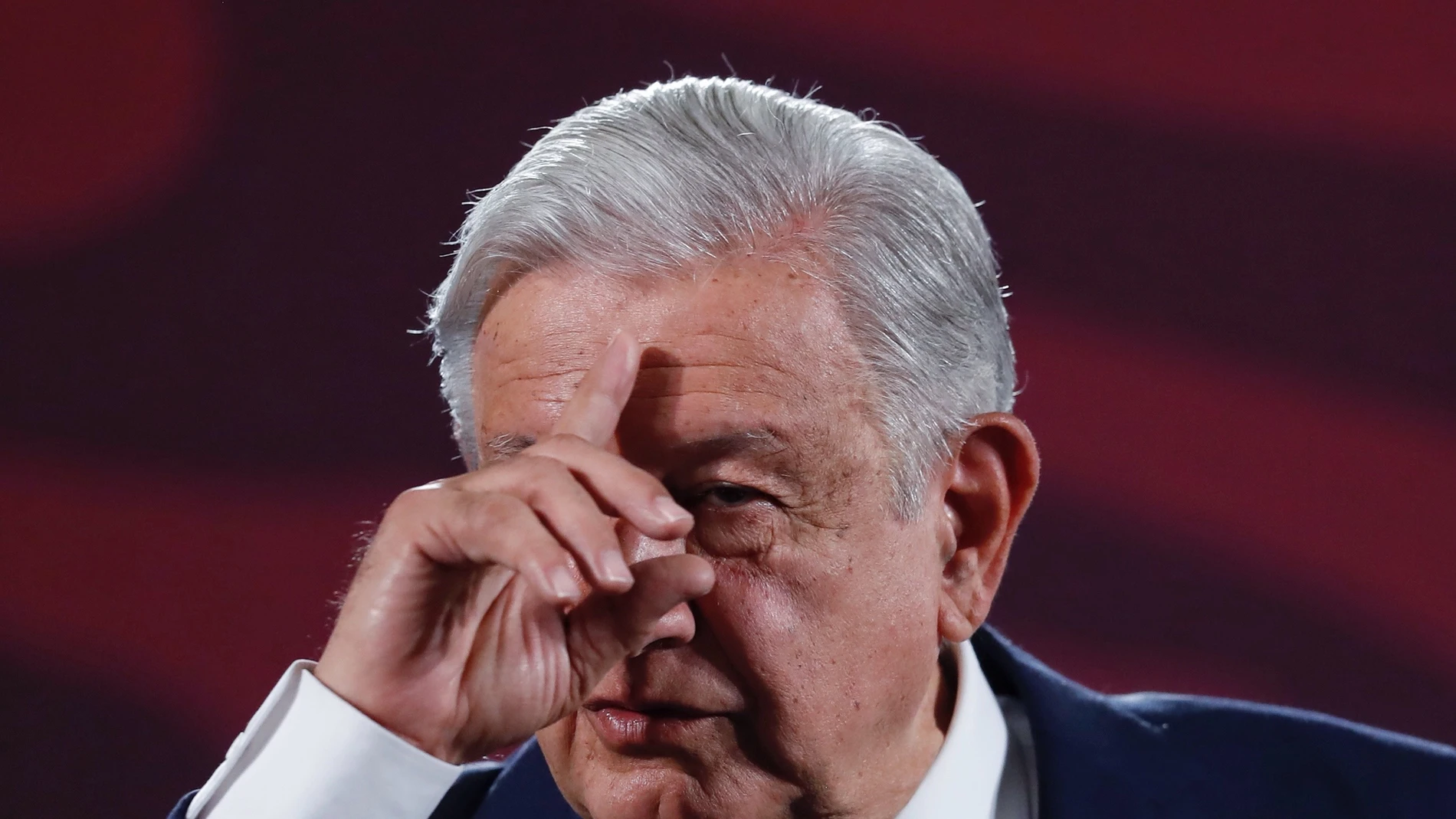 MEX9333. CIUDAD DE MÉXICO (MÉXICO), 29/05/2024 .- El Presidente de México Andrés Manuel López Obrador, participa este miércoles durante una rueda de prensa matutina en Palacio Nacional en la Ciudad de México (México). El presidente mexicano, Andrés Manuel López Obrador, acusó este miércoles a sacerdotes de "meterse" en las elecciones del próximo domingo e insultarlo, aunque la Constitución restringe la intervención de la Iglesia en la política. EFE/Sáshenka Gutiérrez