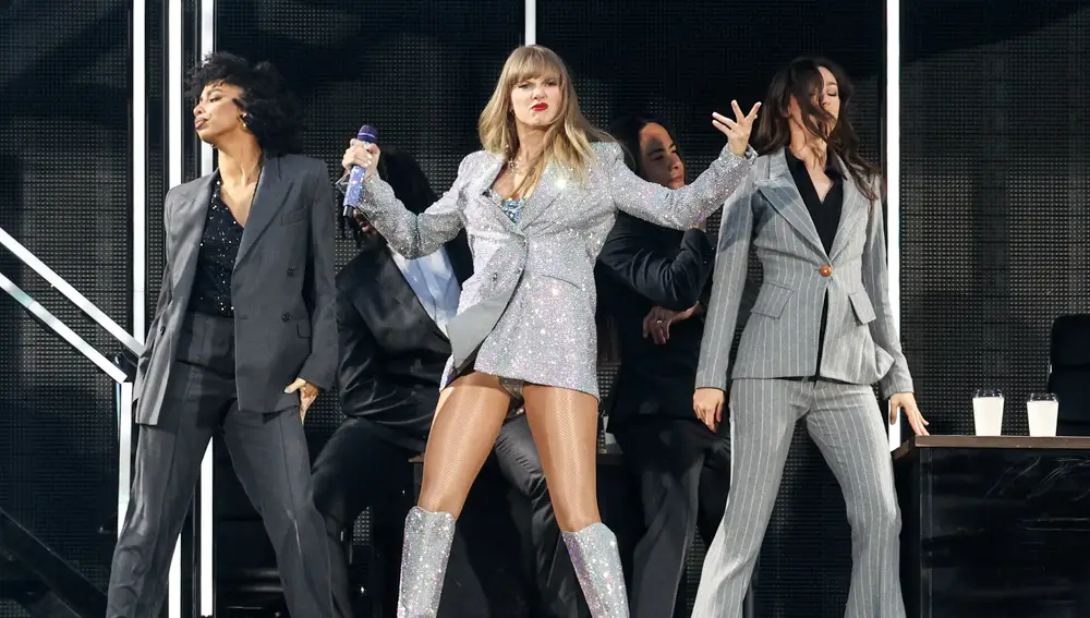 Lisbon (Portugal), 24/05/2024.- US singer-songwriter Taylor Swift (C) performs on stage at Luz Stadium in Lisbon, Portugal, 24 May 2024. Taylor Swift will perform two concerts in Lisbon on 24 and 25 May, as part of The Eras Tour. (Lisboa) EFE/EPA/MIGUEL A. LOPES EDITORIAL USE ONLY. NO BOOK COVERS