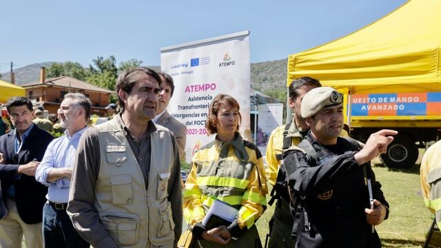  El consejero de Medio Ambiente, Vivienda y Ordenación del Territorio, Juan Carlos Suárez - Quiñones, asiste al simulacro de emergencias por incendio forestal
