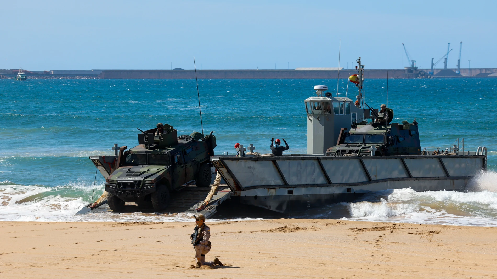 Una de las lanchas de desembarco LCM-1E de la Armada que participaron en el desfile de Gijón