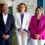 Estíbaliz González junto a María Pardo y Ricardo Fortuoso