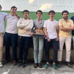 Los ocho jóvenes que se han embarcado en esta aventura, uno de ellos aparece en la pantalla de un ordenador (Alejandro Garabito, Pablo Millaruelo, Pablo de Antonio, Rodrigo García, Gonzalo Javat, Bernardo Montes, Iñaki Ascaso e Ignacio Moreno)