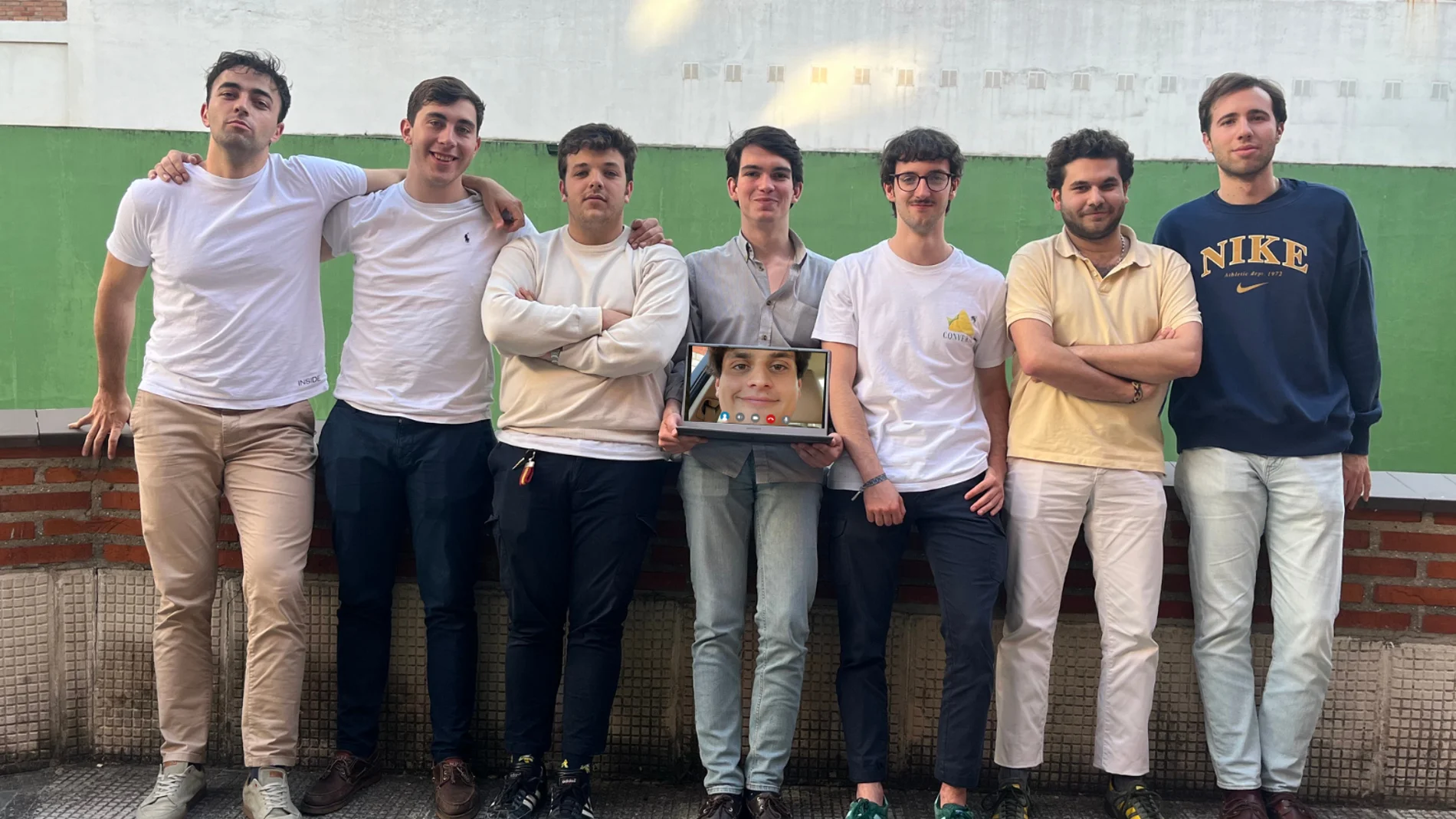 Los ocho jóvenes que se han embarcado en esta aventura, uno de ellos aparece en la pantalla de un ordenador (Alejandro Garabito, Pablo Millaruelo, Pablo de Antonio, Rodrigo García, Gonzalo Javat, Bernardo Montes, Iñaki Ascaso e Ignacio Moreno)