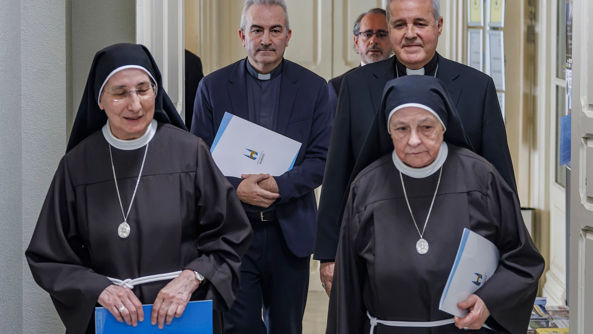 En la primera fila, la secretaria federal de las Hermanas Clarisas de Nuestra Señora de Aránzazu , hermana Carmen Ruiz (i) y la presidenta federal de las Hermanas Clarisas de Nuestra Señora de Aránzazu, Madre María Javier Soto (d) y en la segunda fila, el vicario judicial de la archidiócesis de Burgos, Donato Miguel Gómez Arce (i) y el arzobispo de Burgos, Mario Iceta (d), llegan a una rueda de prensa, en el Arzobispado de Burgos, a 29 de mayo de 2024, en Burgos, Castilla y León (España). La ...