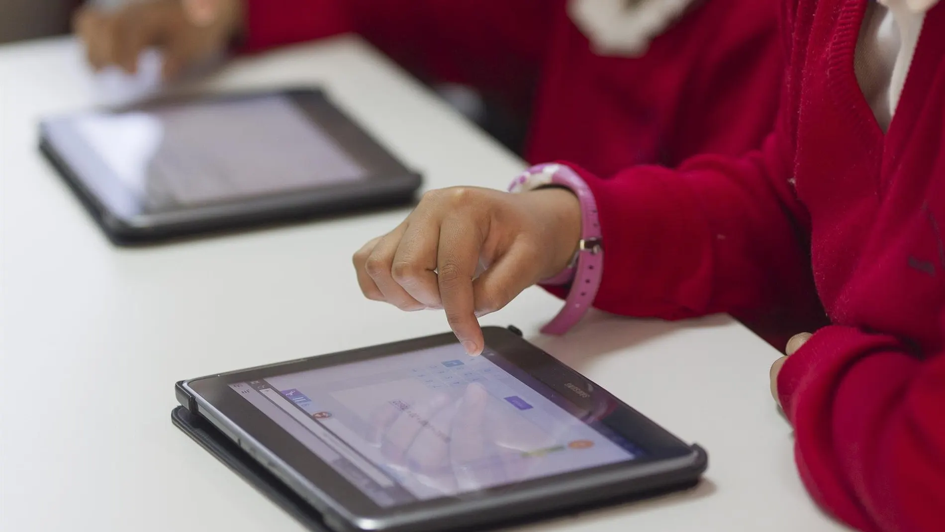 La Comunidad impulsa la plataforma Madrid Aula Digital: más 150 cursos de ciberseguridad, redes sociales o IA