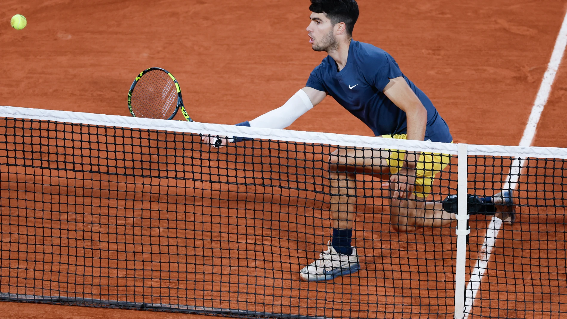 Spain's Carlos Alcaraz plays a shot against Netherlands' Jesper de Jong during their second round match of the French Open tennis tournament at the Roland Garros stadium in Paris, Wednesday, May 29, 2024. (AP Photo/Jean-Francois Badias)