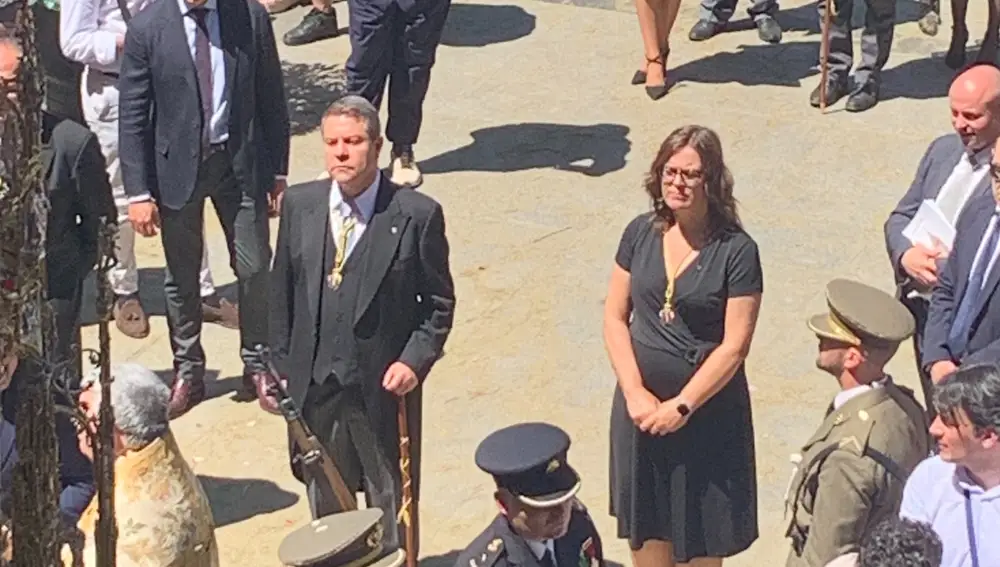 El presidente de Castilla-La Mancha, Emiliano García-Page, junto a la portavoz del Gobierno castellanomanchego, Esther Padilla, durante la procesión del Corpus Christi de Toledo