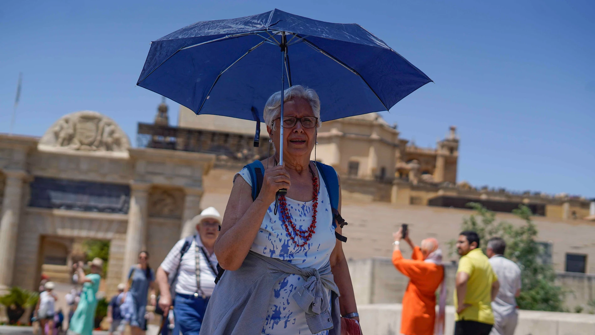 Una persona se protege del sol en Córdoba