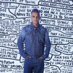 Robbie Williams ante una de sus obras