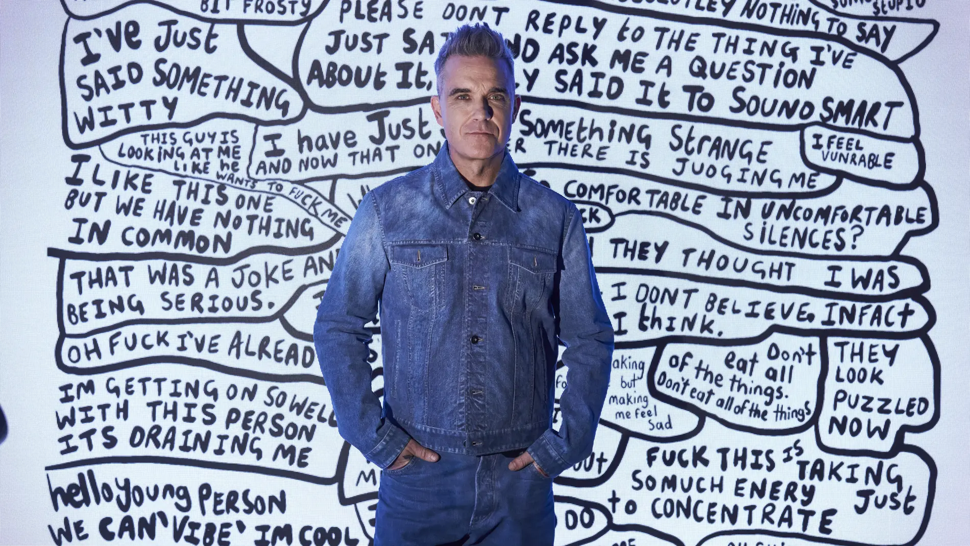 Robbie Williams ante una de sus obras