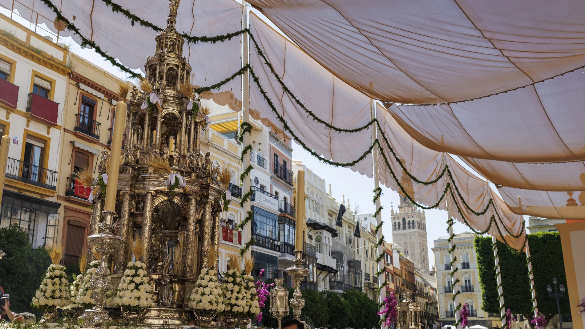 La Custodia a su paso por la plaza de San Francisco, en Sevilla