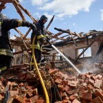 Misiles rusos destruyen un centro de veteranos del Ejército cerca de Járkiv