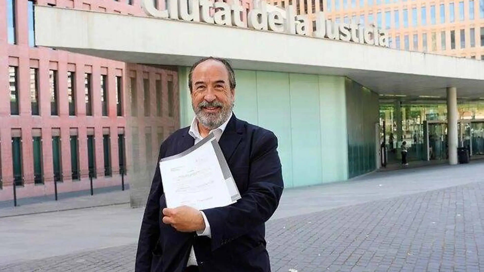 David Aineto, abogado de Palanques, frene a los juzgados barceloneses en los que ha registrado la petición de acogerse a la amnistía para su cliente