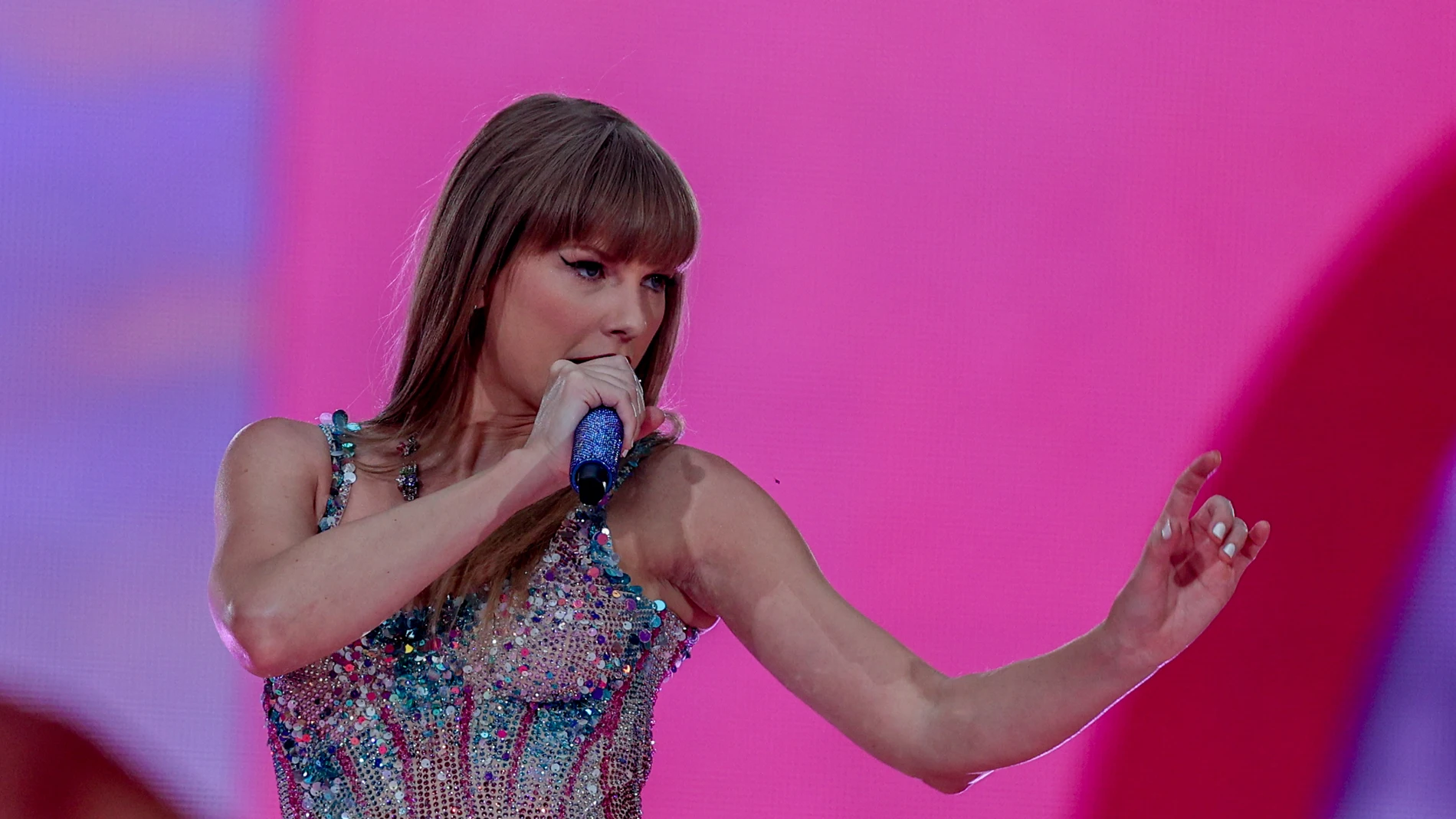 La cantante Taylor Swift durante la primera de sus dos actuaciones en el Estadio Santiago Bernabéu, a 29 de mayo de 2024, en Madrid (España). La artista estadounidense Taylor Swift actúa hoy y mañana, 30 de mayo, en el nuevo Estadio Santiago Bernabéu de Madrid en el marco de la etapa europea de 'The Eras Tour'. La gira en Europa, que incluye más de una veintena de fechas, arrancó el 9 de mayo de 2024 en París y finaliza el 17 de agosto en Londres. AVISO: Se permite el uso de estas fotografí...