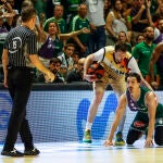 Rodions Kurucs, el mejor del partido, ayuda a levantarse a Nihad Đedović