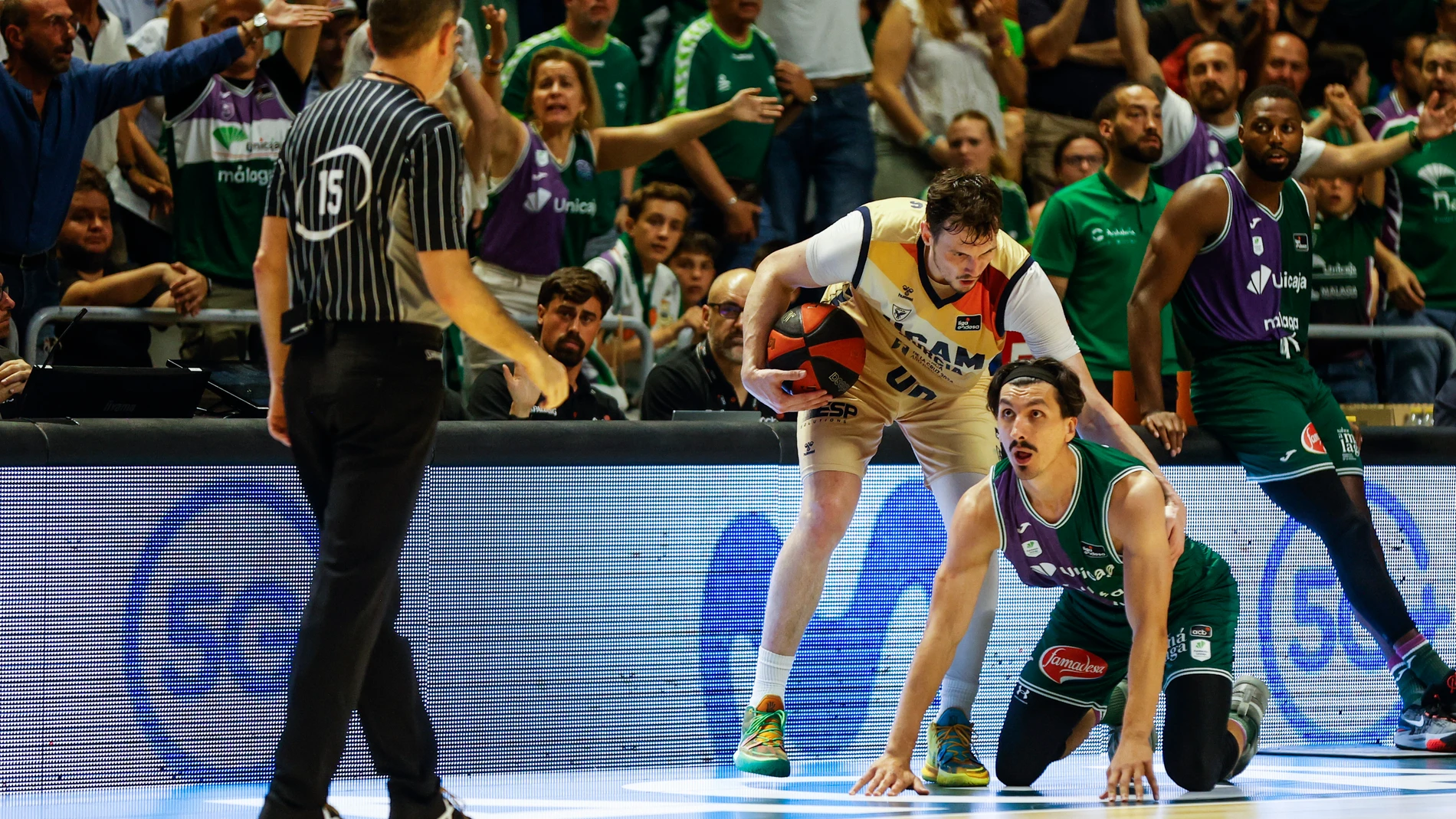 MÁLAGA, 30/05/2024.- El alero letón de UCAM Murcia Rodions Kurucs (c) anima al bosnio Nihad Đedović (d), de Unicaja, durante el segundo partido de la semifinal de la Liga Endesa de baloncesto que Unicaja Málaga y UCAM Murcia disputan este jueves en el Palacio de Deportes José María Martín Carpena. EFE/Jorge Zapata
