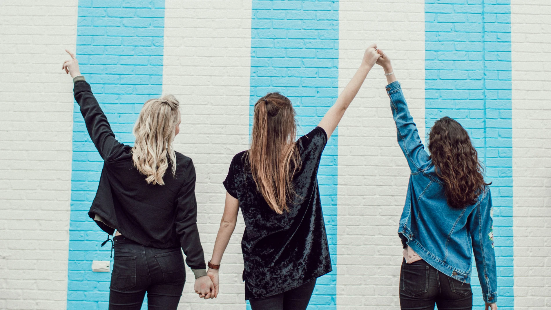 Tres mujeres tomadas de la mano
