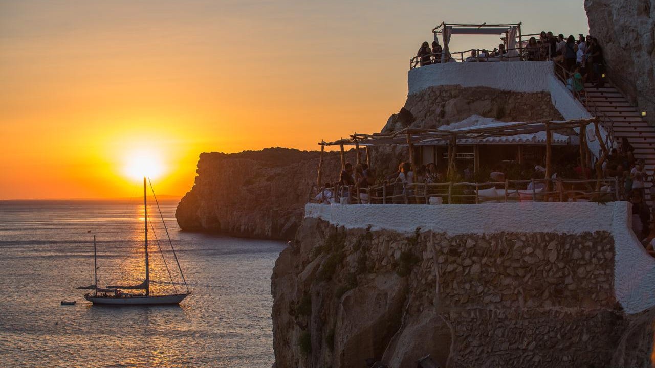La cueva de Menorca que esconde leyendas de forasteros y es a la vez discoteca, bar y mirador