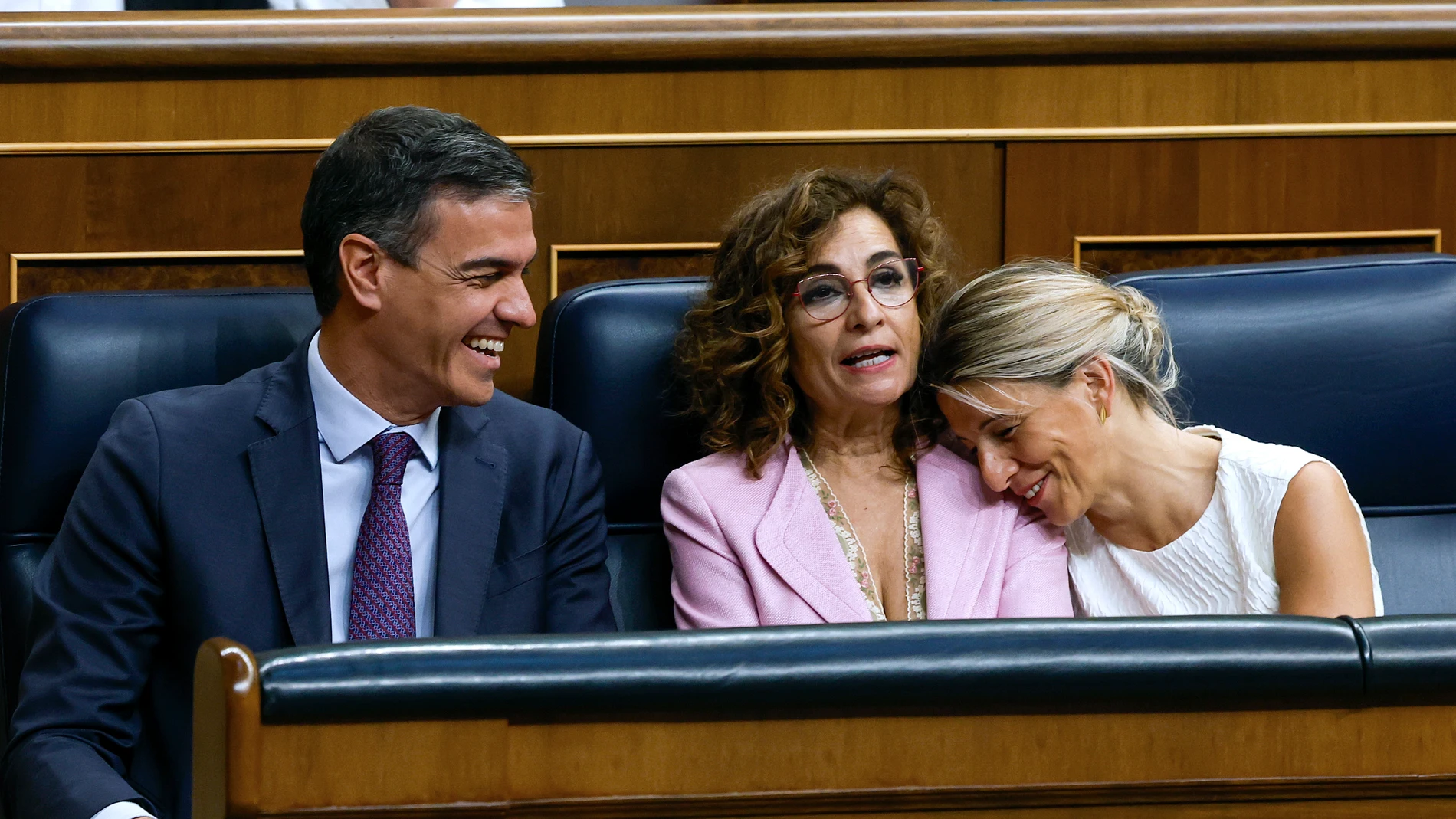 Pedro Sánchez, con las vicepresidentas Montero y Díaz