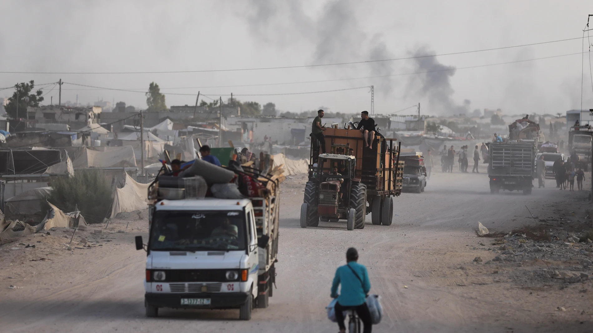 FILE - Palestinians fleeing from the southern Gaza city of Rafah during an Israeli ground and air offensive in the city, May 28, 2024. Defense experts who've reviewed debris images from an Israeli airstrike that ignited a deadly fire in a camp for displaced Palestinians question why Israel didn't use smaller, more precise weapons when so many civilians were nearby. (AP Photo/Jehad Alshrafi, File)