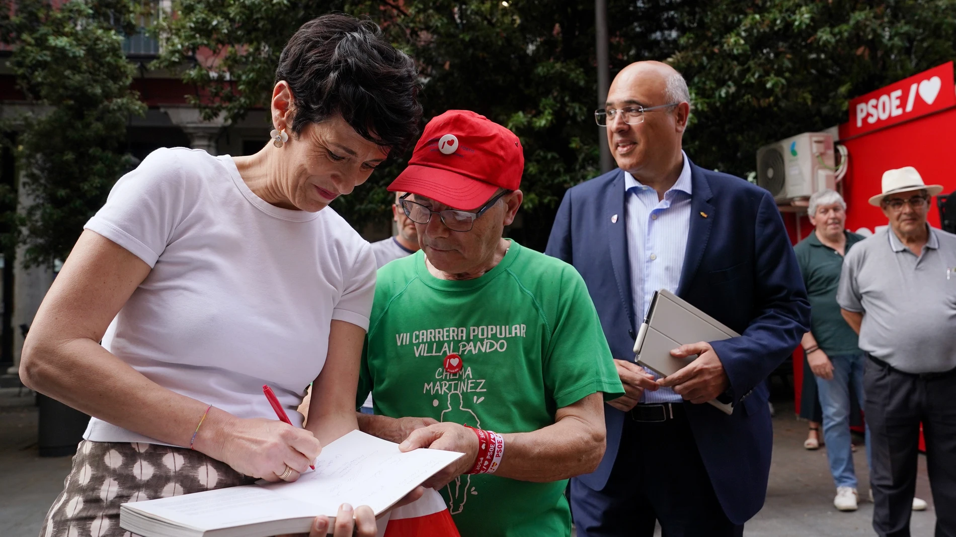 VALLADOLID, 30/05/2024.- La ministra de Inclusión, Seguridad Social y Migraciones, Elma Saiz (i), visita la Caseta Electoral del PSOE Valladolid, este jueves. EFE/Nacho Gallego