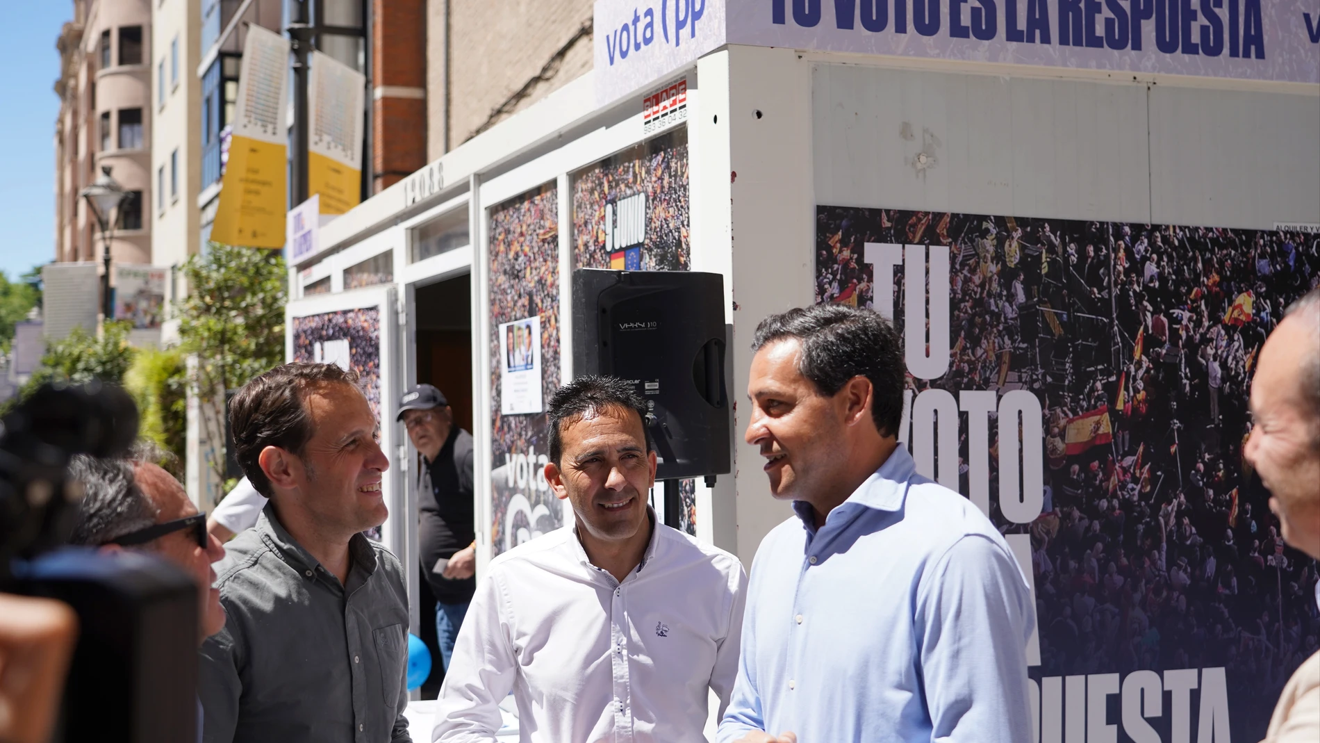 De la Hoz conversa con Conrado Íscar y varios simpatizantes en la caseta electoral del PP en Valladolid