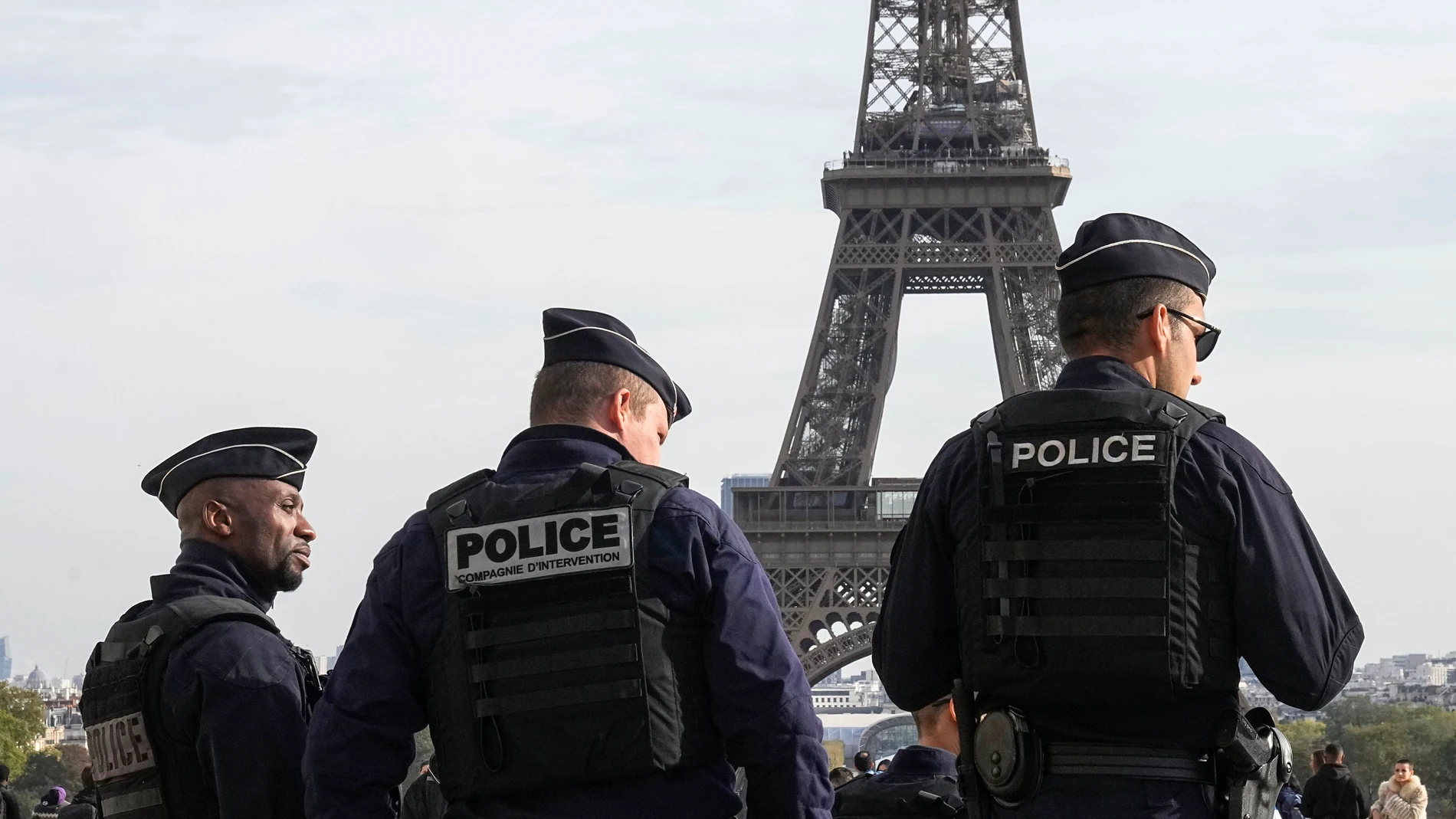 FILE - Police officers patrol the Trocadero plaza near the Eiffel Tower in Paris, Tuesday, Oct. 17, 2023. The French Interior Minister said Friday that security authorities have foiled a plan to attack soccer events during the Paris Olympics. Gerald Darmanin said in a statement Friday May 31, 2024 that an 18-year-old man from Chechnya was arrested on May 22 on suspicion of being behind a plan to attack soccer events that will be held in the city of Saint-Etienne, southwest of Lyon. (AP Photo/...